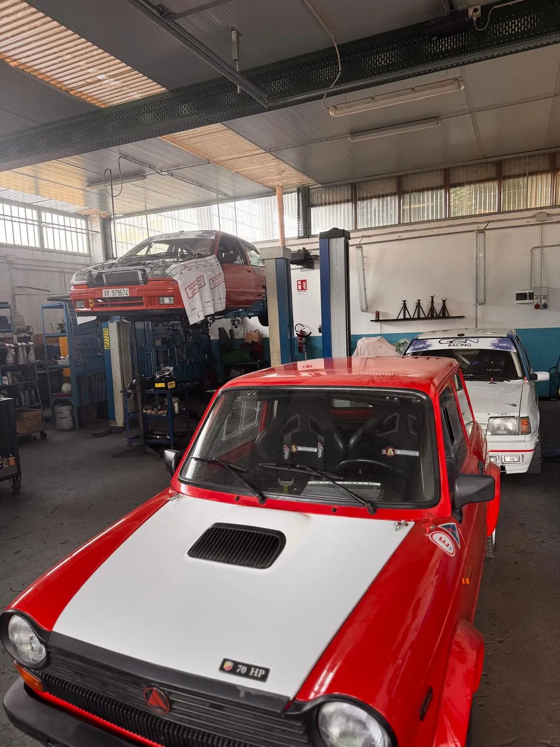 Officina GSN Competition con vetture da rally in preparazione
